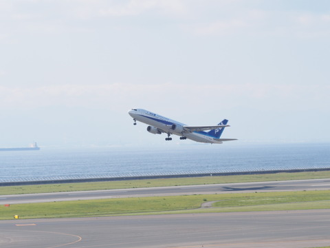 空飛ぶ金属の塊